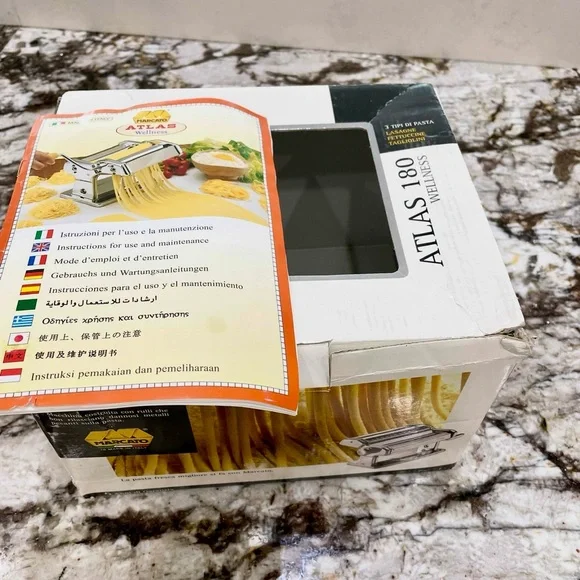 Marcato Atlas 180 Pasta Maker. LIKE NEW.  BONUS: Cookbook - Picture 8 of 11